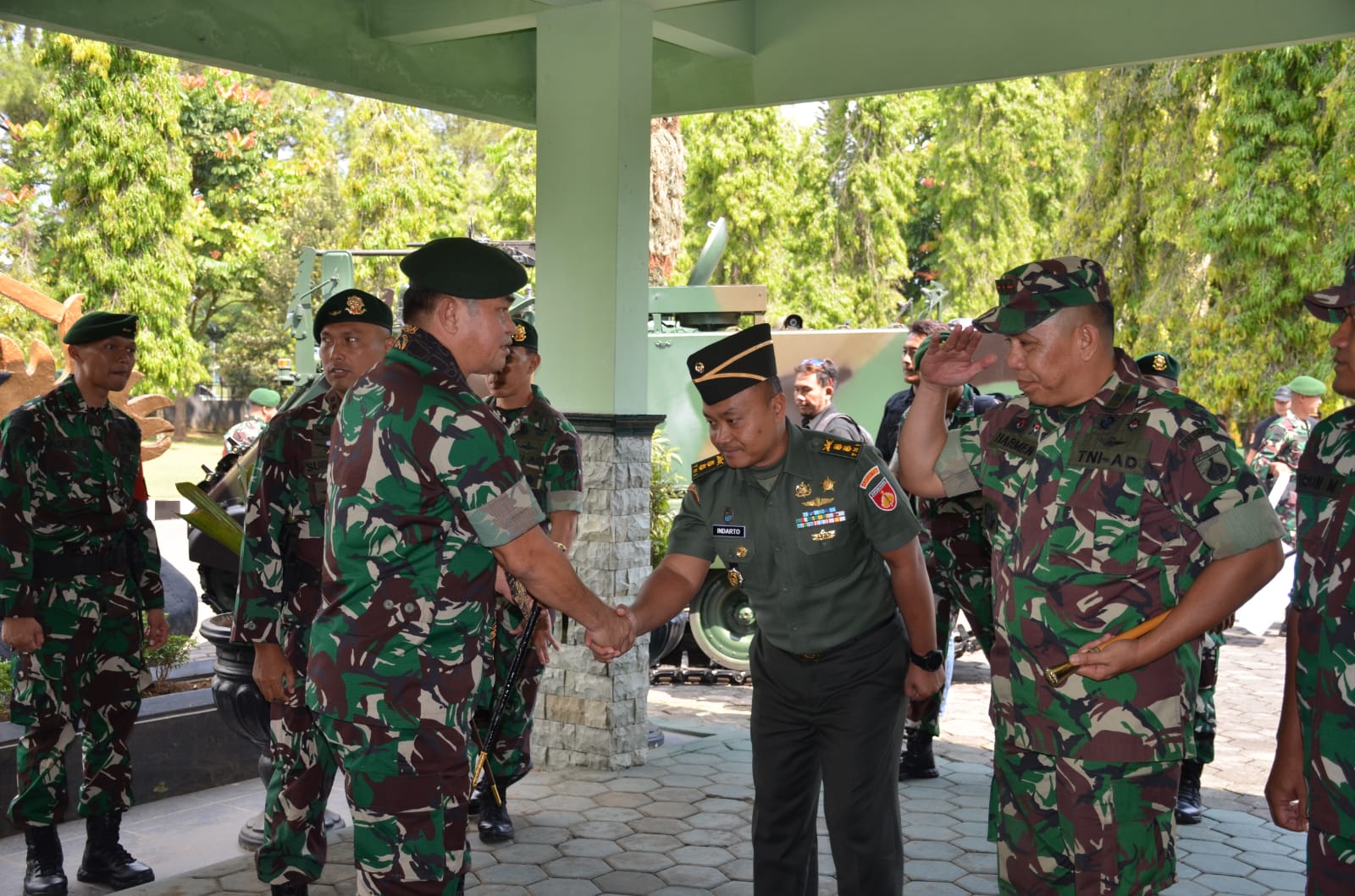 Letkol Kav Indarto Sambut Pangkostrad Saat Pengecekan Kesiapan Satgas Yonif MR 411/Pandawa